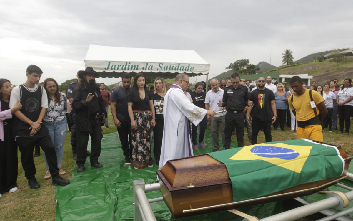 Corpo de Victor Hugo Lustoza Barros foi enterrado no Cemitério Jardim da Saudade, em Sulacap, na Zona Oeste do Rio