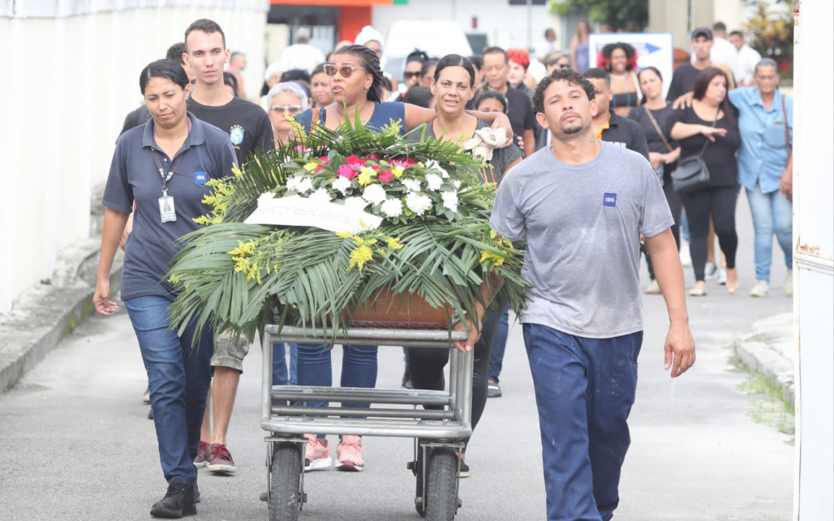 Familiares do ritmista Gabriel Cordeiro se emocionaram durante o enterro no Cemit&eacute;rio Maru&iacute;, em Niter&oacute;i