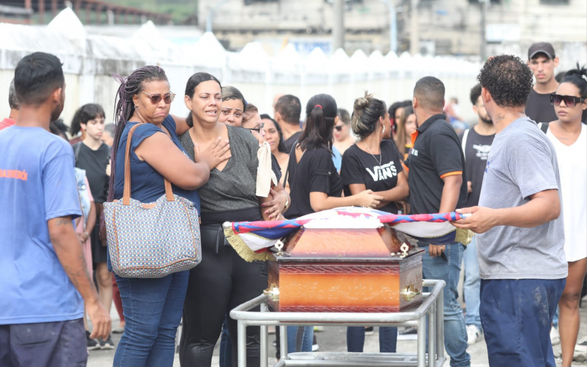 Familiares do ritmista Gabriel Cordeiro se emocionaram durante o enterro no Cemit&eacute;rio Maru&iacute;, em Niter&oacute;i