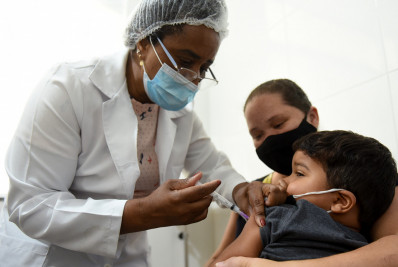 Atualização da caderneta vacinal e cronograma para reforço contra Covid são priorizados