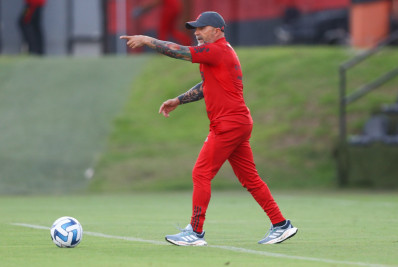 Diretor aponta evolução no time e reitera foco de Sampaoli por um 'Flamengo invencível'