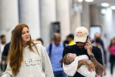 Pedro Scooby busca mulher e filha no aeroporto Santos Dumont
