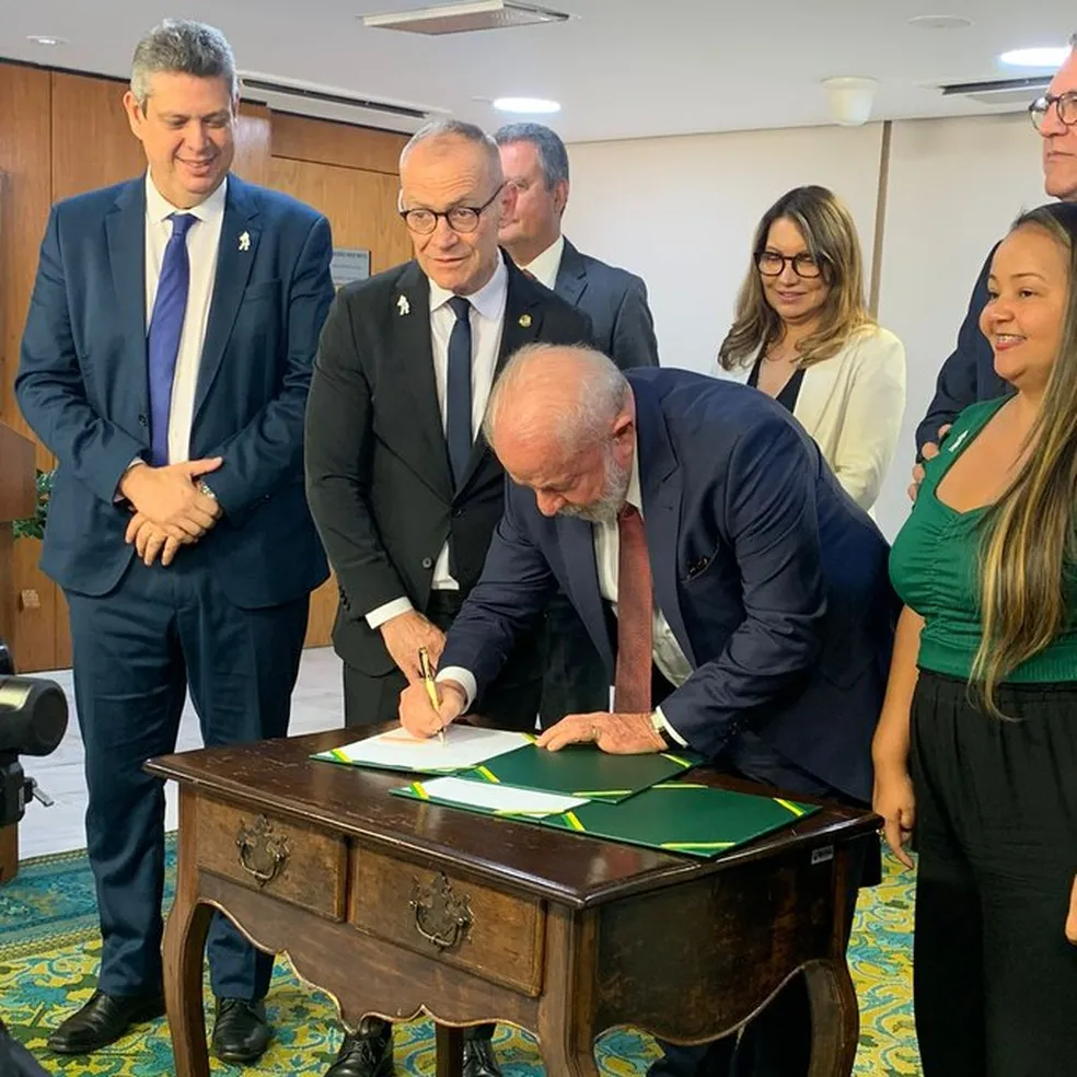 Lula assina projeto de lei para viabilizar piso nacional da enfermagem