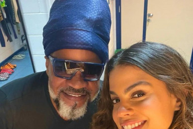 Carlinhos Brown e Clara Buarque posam juntos nos bastidores da Globo