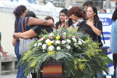 'Ninguém tem direito de tirar vida do outro', lamenta avó de ritmista morto na Baixada