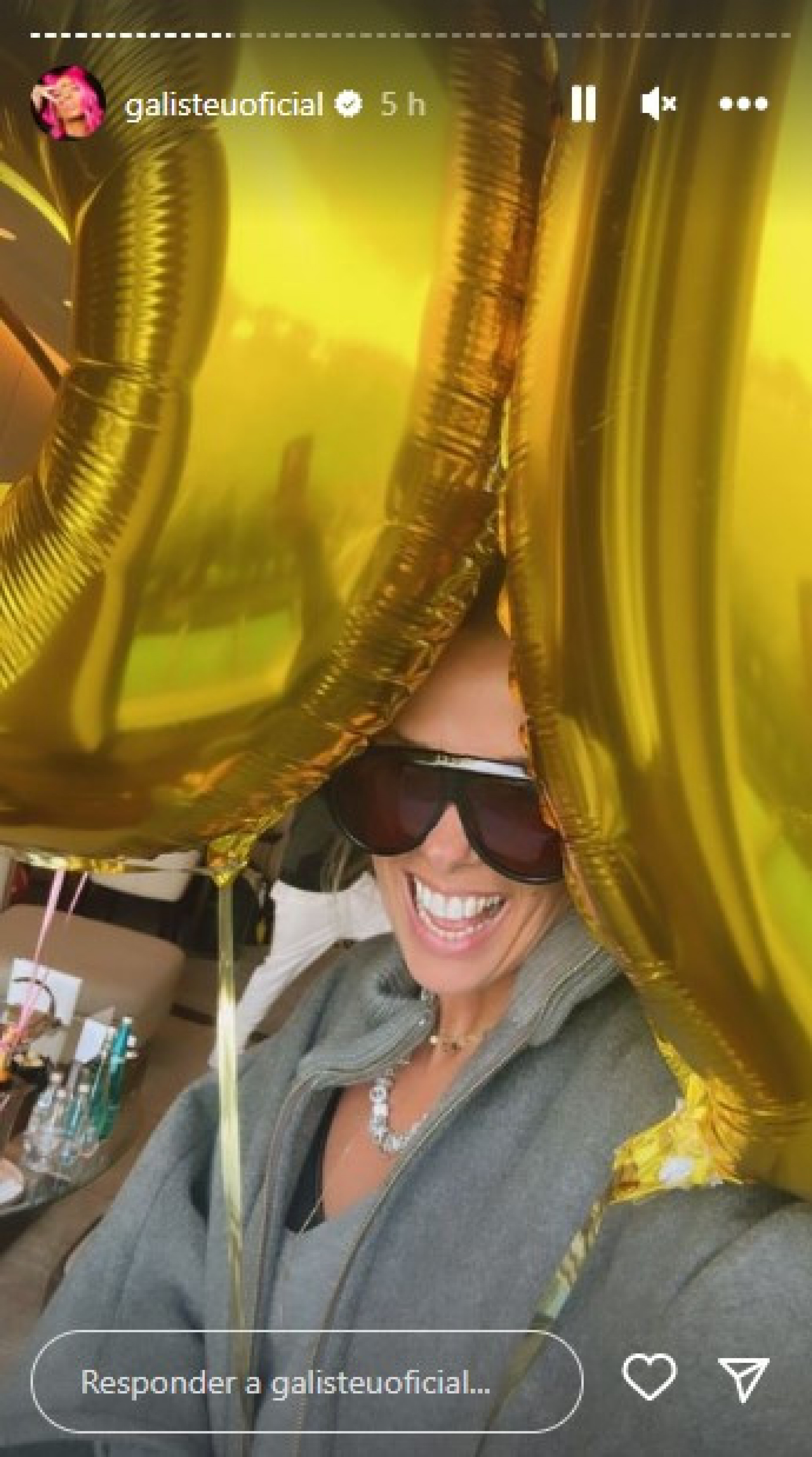 Adriane Galisteu posa ao lado de balões comemorativos - Reprodução/Instagram