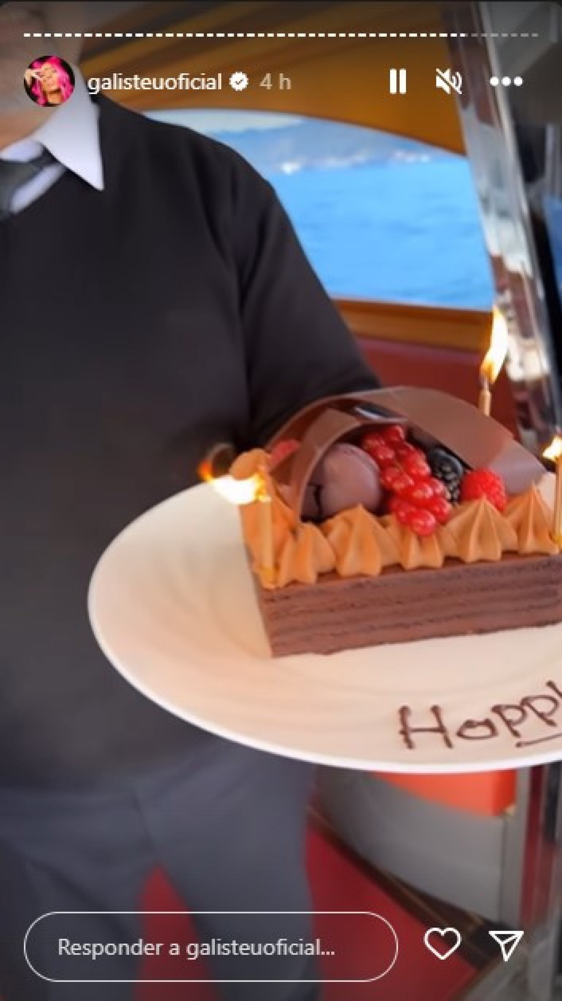 Galisteu comemorou 50 anos com direito a bolo durante passeio de barco - Reprodução/Instagram