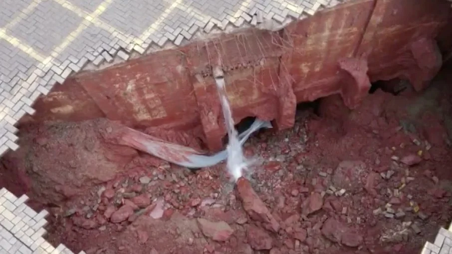 Buraco tem aproximadamente 8 metros de largura
 - Divulgação/Corpo de Bombeiros 