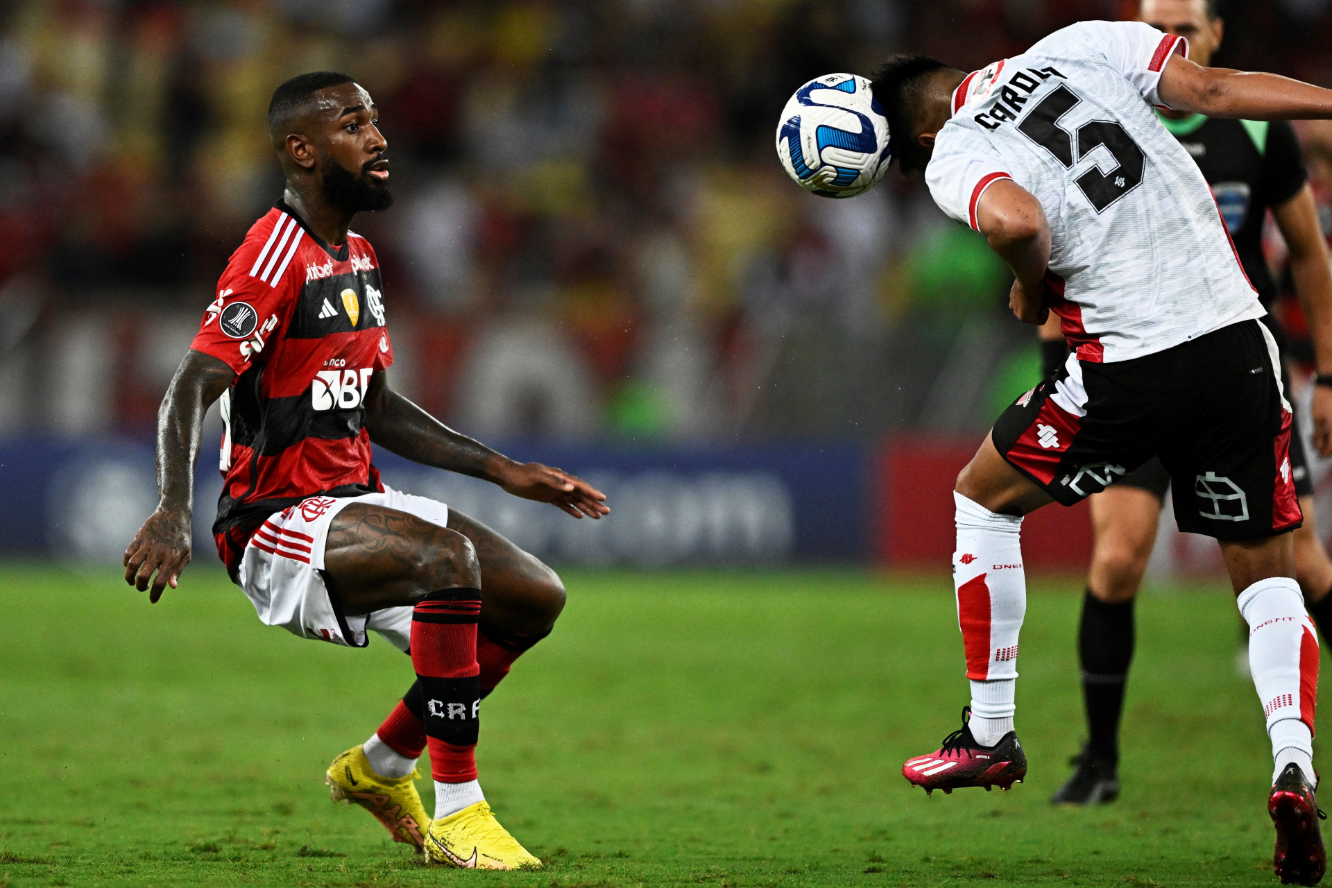 Gerson durante o jogo do Flamengo contra o Ñublense - MAURO PIMENTEL / AFP