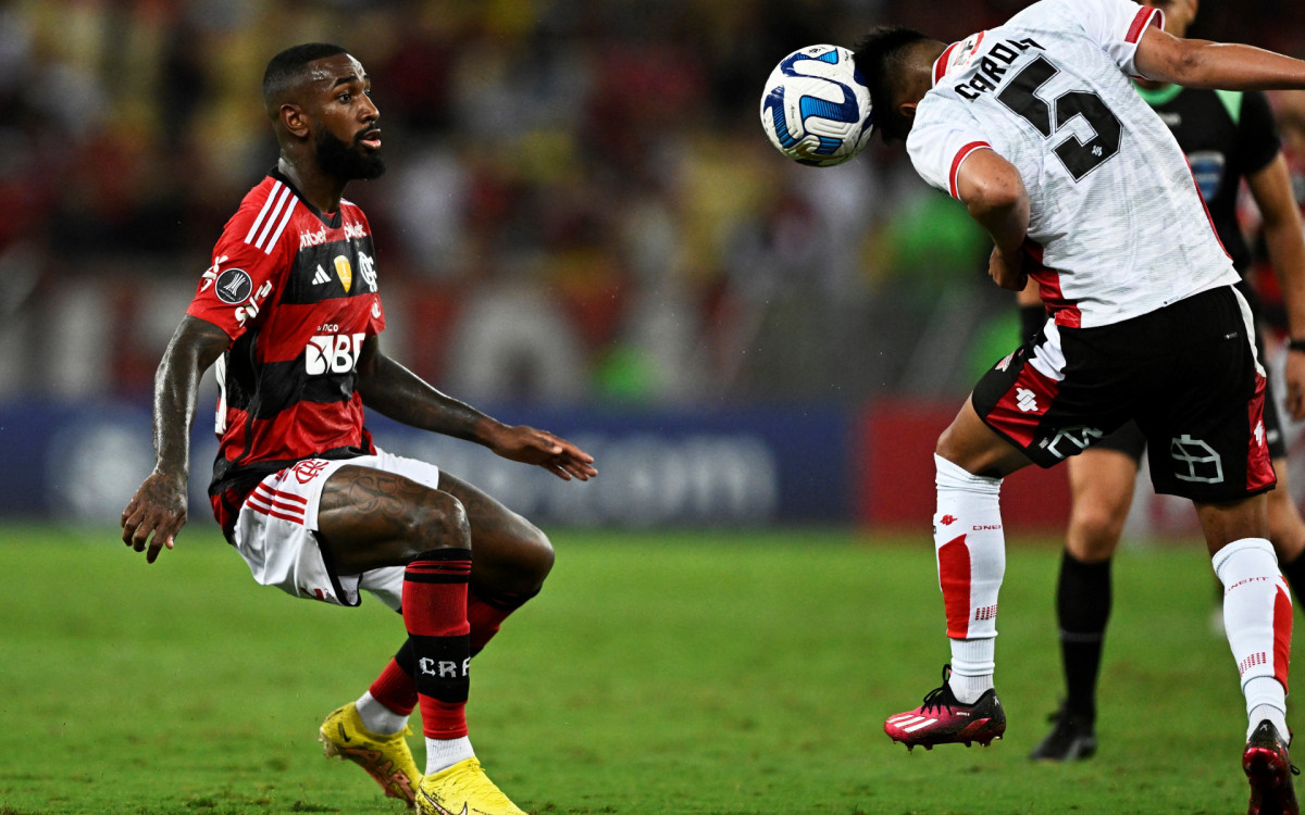 Gerson durante o jogo do Flamengo contra o &Ntilde;ublense