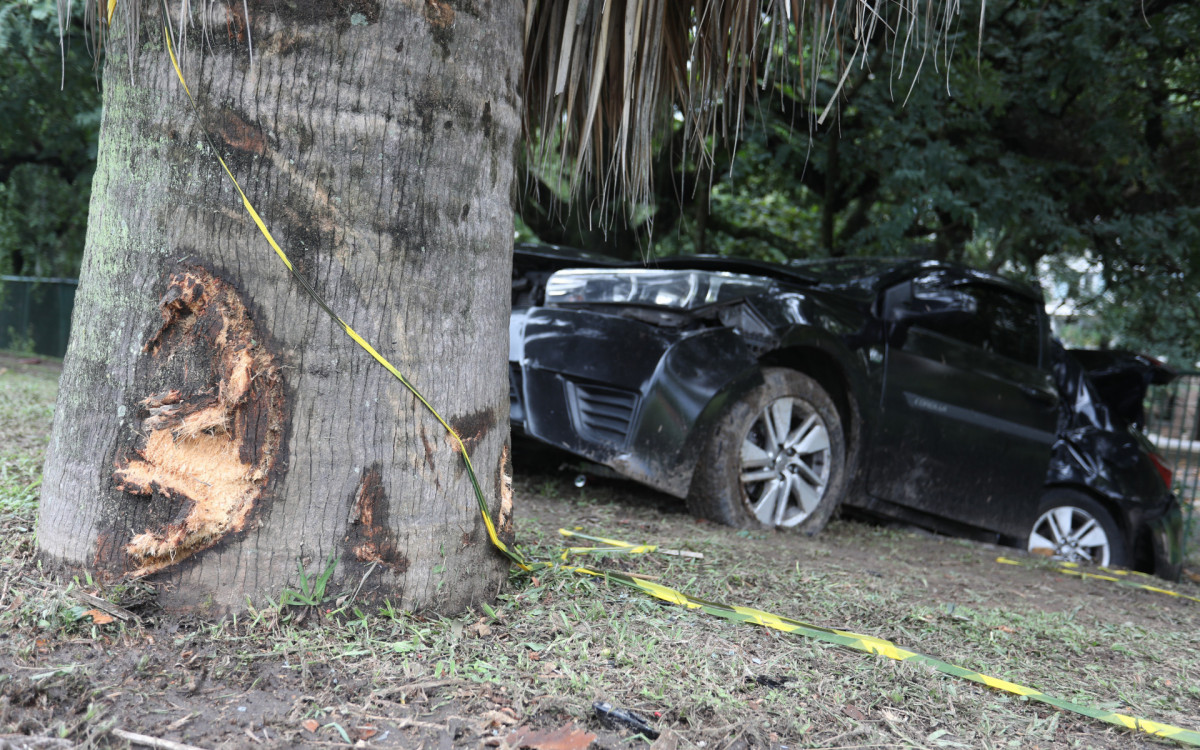 Acidente de carro na pista do Aterro do Flamengo sentido Copacabana, deixou uma v&iacute;tima fatal e feridos. Foto: Pedro Ivo/ Ag&ecirc;ncia O Dia - Pedro Ivo/ Ag&ecirc;ncia O Dia