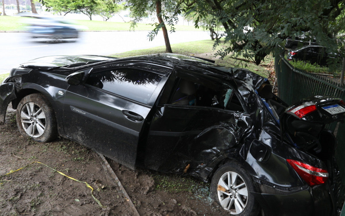 Carro em que a v&iacute;tima estava durante acidente no Aterro do Flamengo