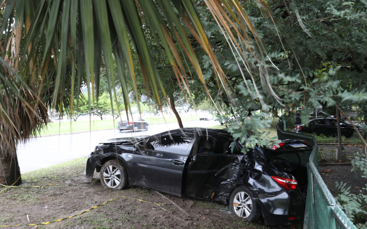 Carro em que a v&iacute;tima estava durante acidente no Aterro do Flamengo
