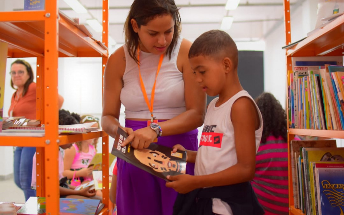 A orientadora social La&iacute;s Matreiro acompanhou a visita das crian&ccedil;as &agrave; biblioteca