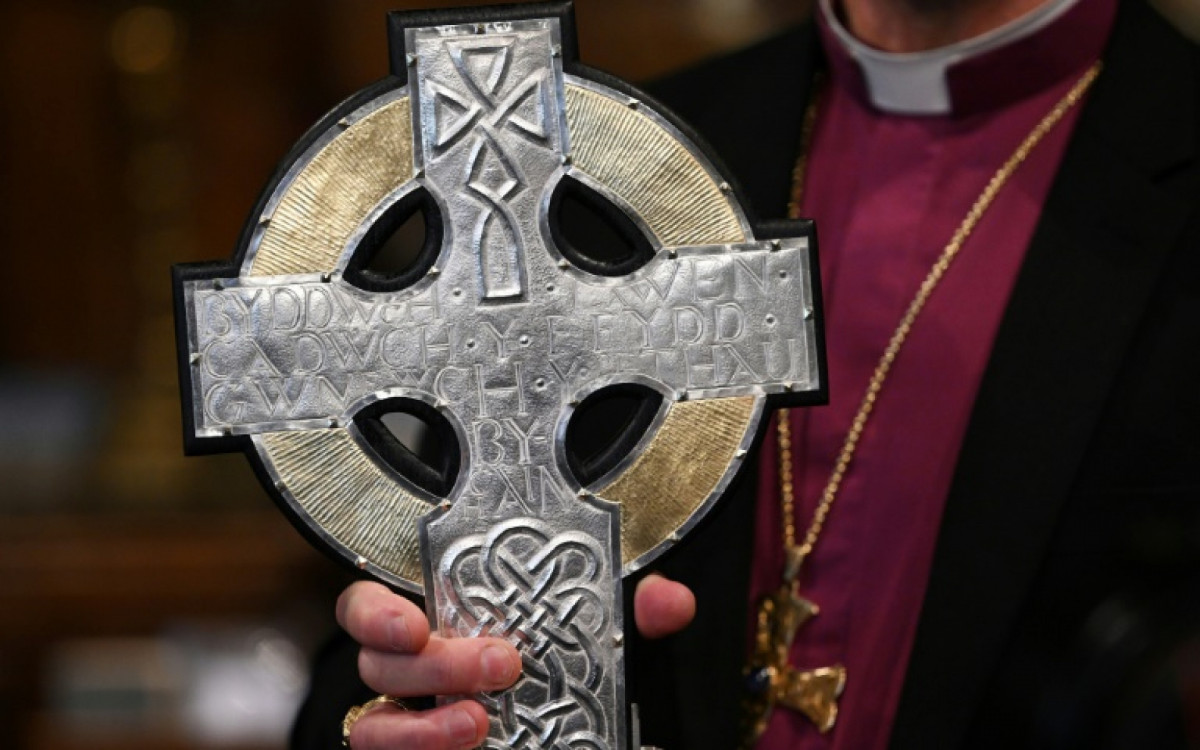 A Cruz de Gales, uma nova cruz processional apresentada pelo rei Charles III como presente do centenário à Igreja no país de Gales, será usada na coroação no próximo mês - AFP