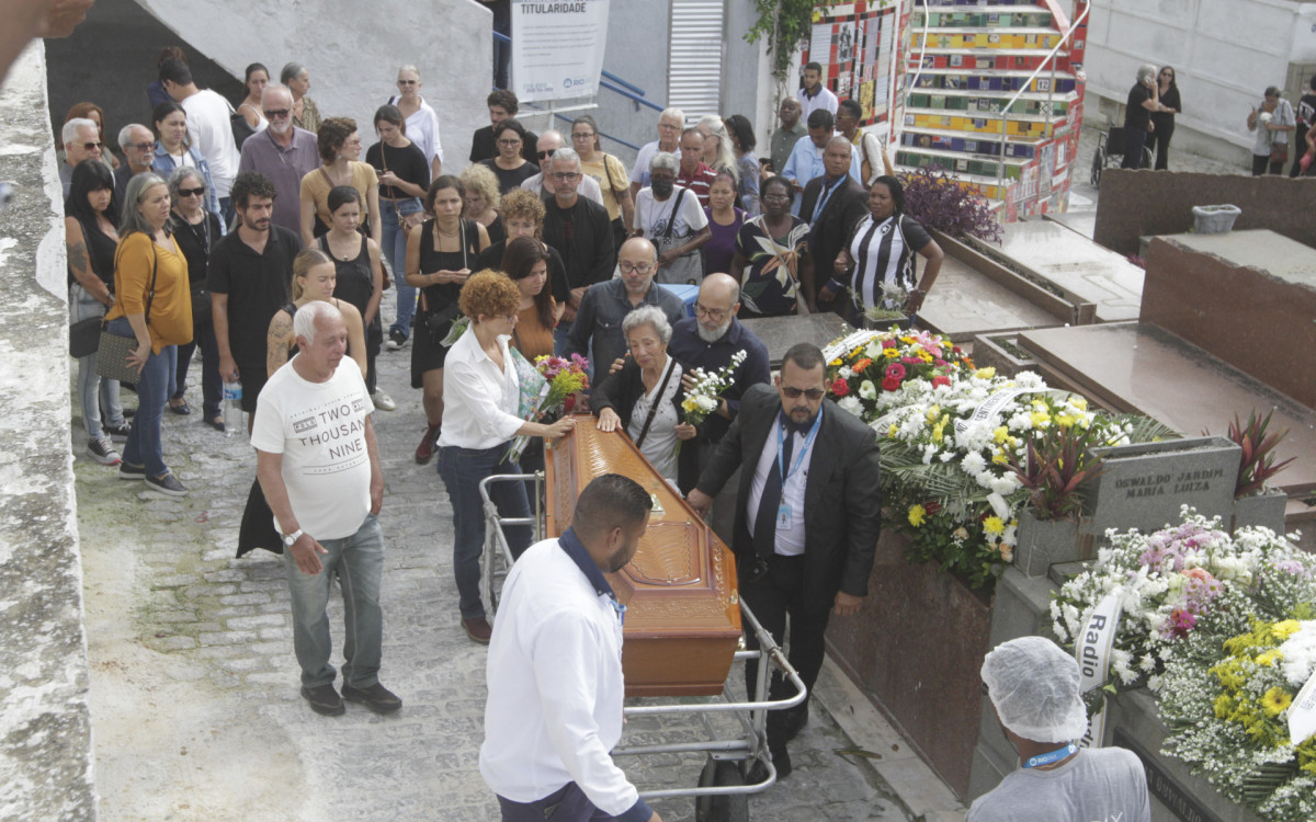 O corpo da enfermeira aposentada Alair Barbosa Meireles, de 72 anos, que morreu após ser agredida durante um assalto em Copacabana, na Zona Sul, foi sepultado nesta quarta-feira (19) no Cemitério São João Batista, em Botafogo.  - Marcos Porto/Agencia O Dia