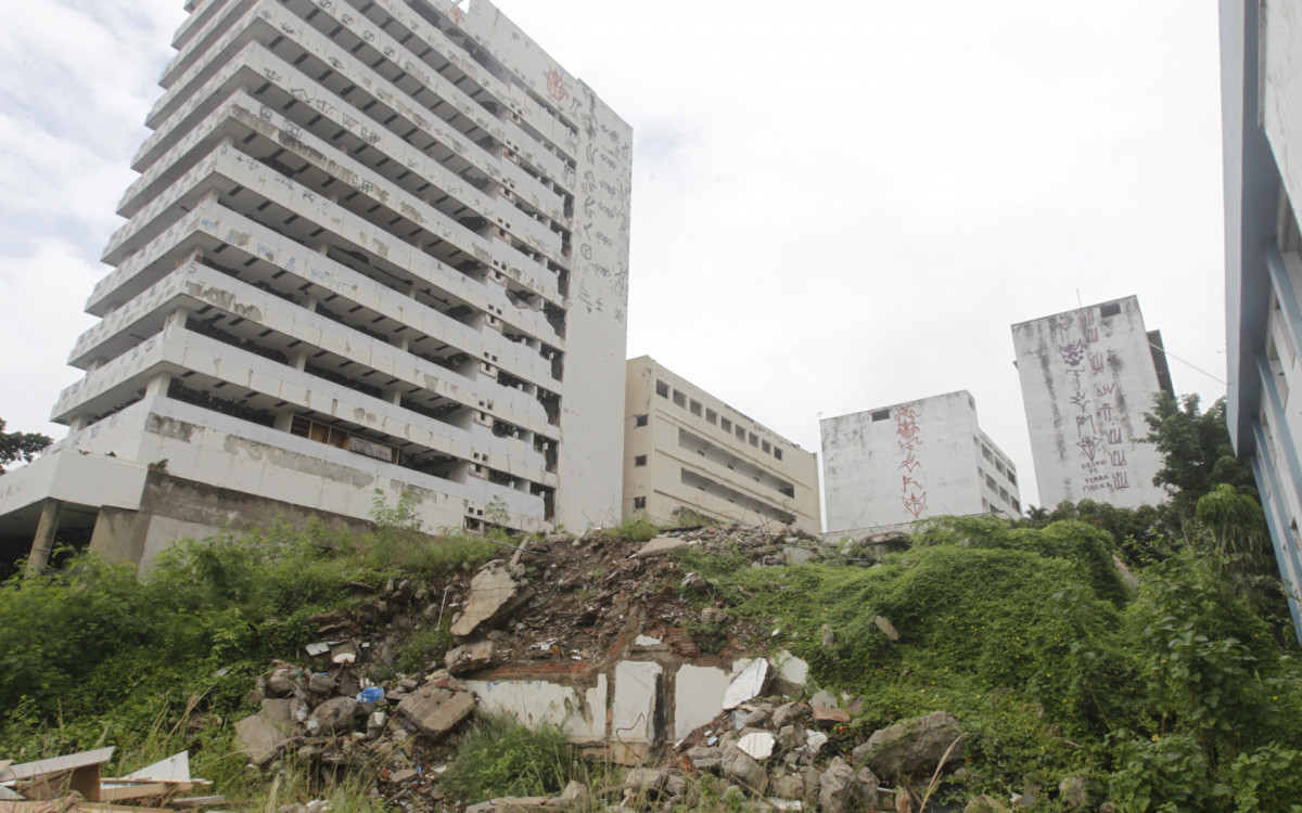 Prédios da instituição de ensino estão abandonados e cobertos de mato e lixo