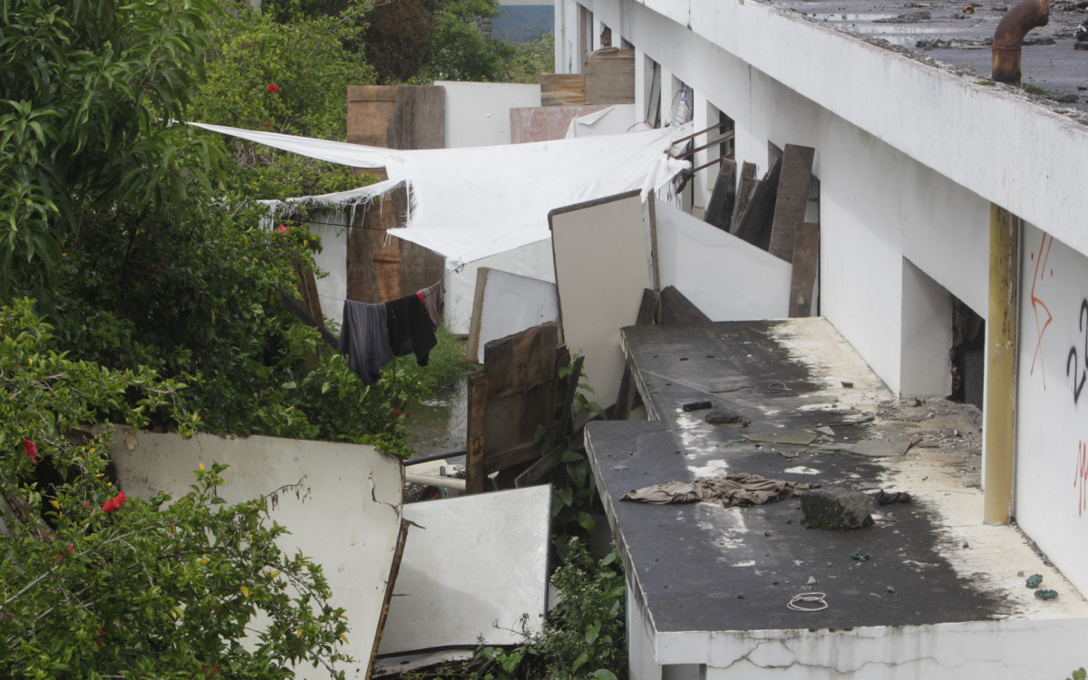 \'Puxadinho\': roupas secando sugerem que o local tem sido visitado