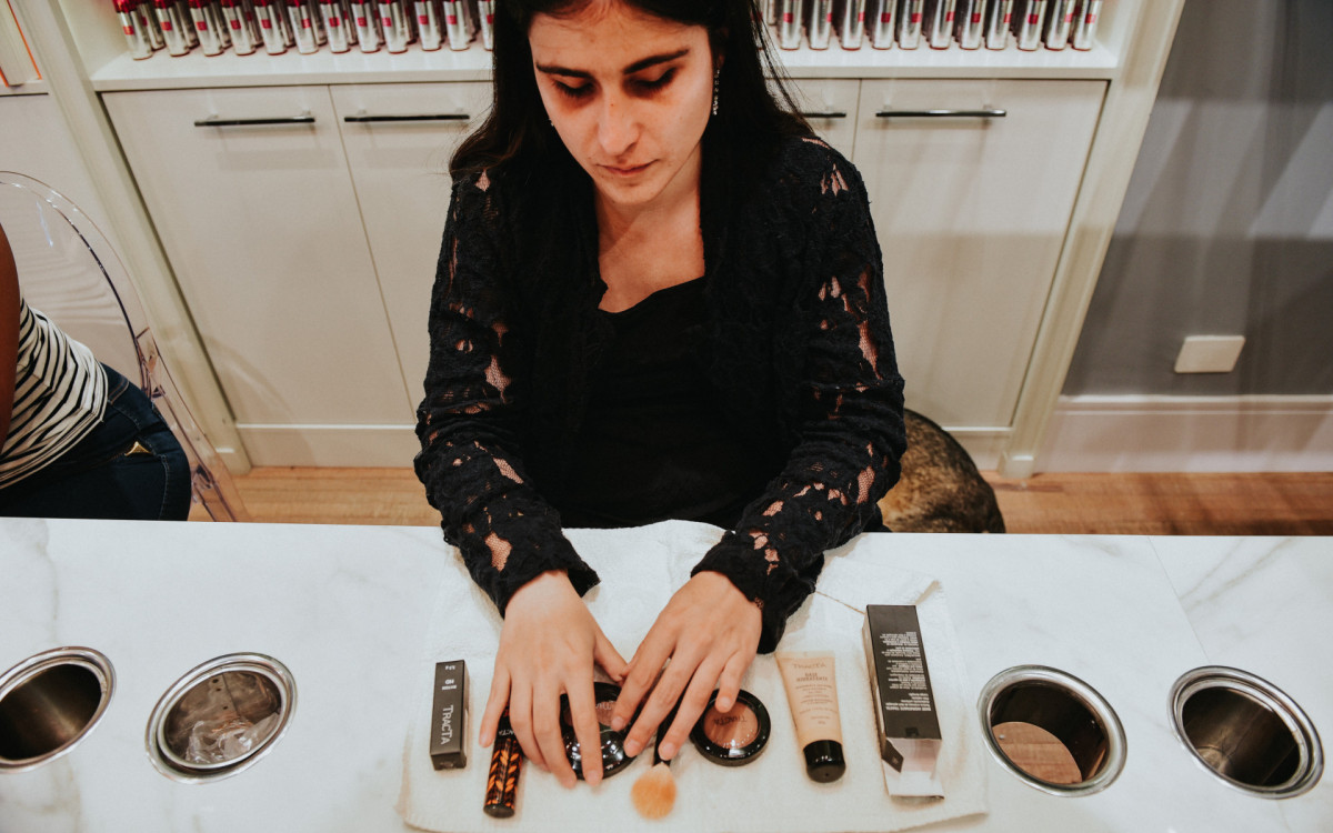 A técnica criada por Themis Briand para automaquiagem para pessoas com deficiência visual começa pela identificação dos produtos pelo tato