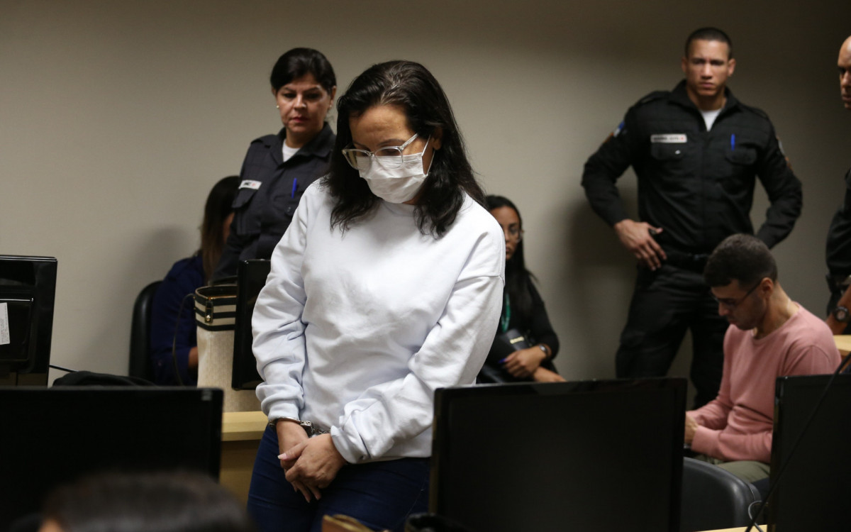 Cíntia Cabral, acusada de envenenar os enteados, ficou algemada durante oitiva de testemunhas nesta quarta-feira (19)