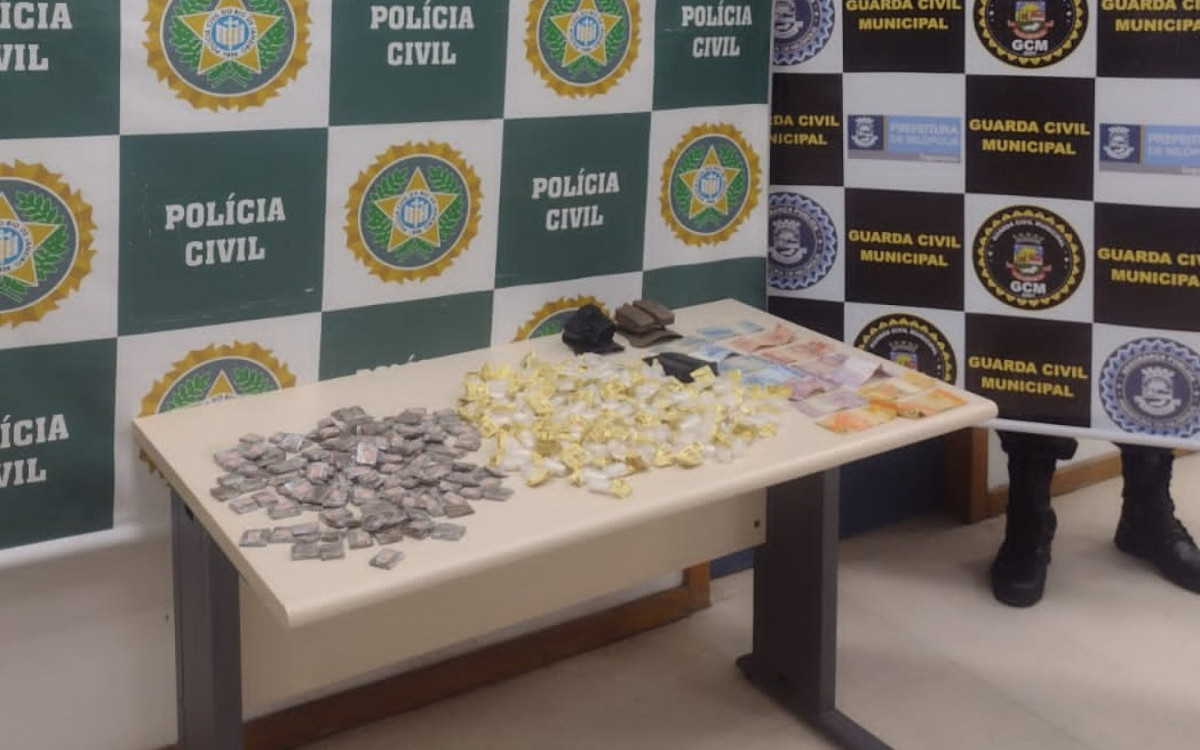 Toda a droga apreendida com a mulher tinha coca&iacute;na e tabletes de maconha