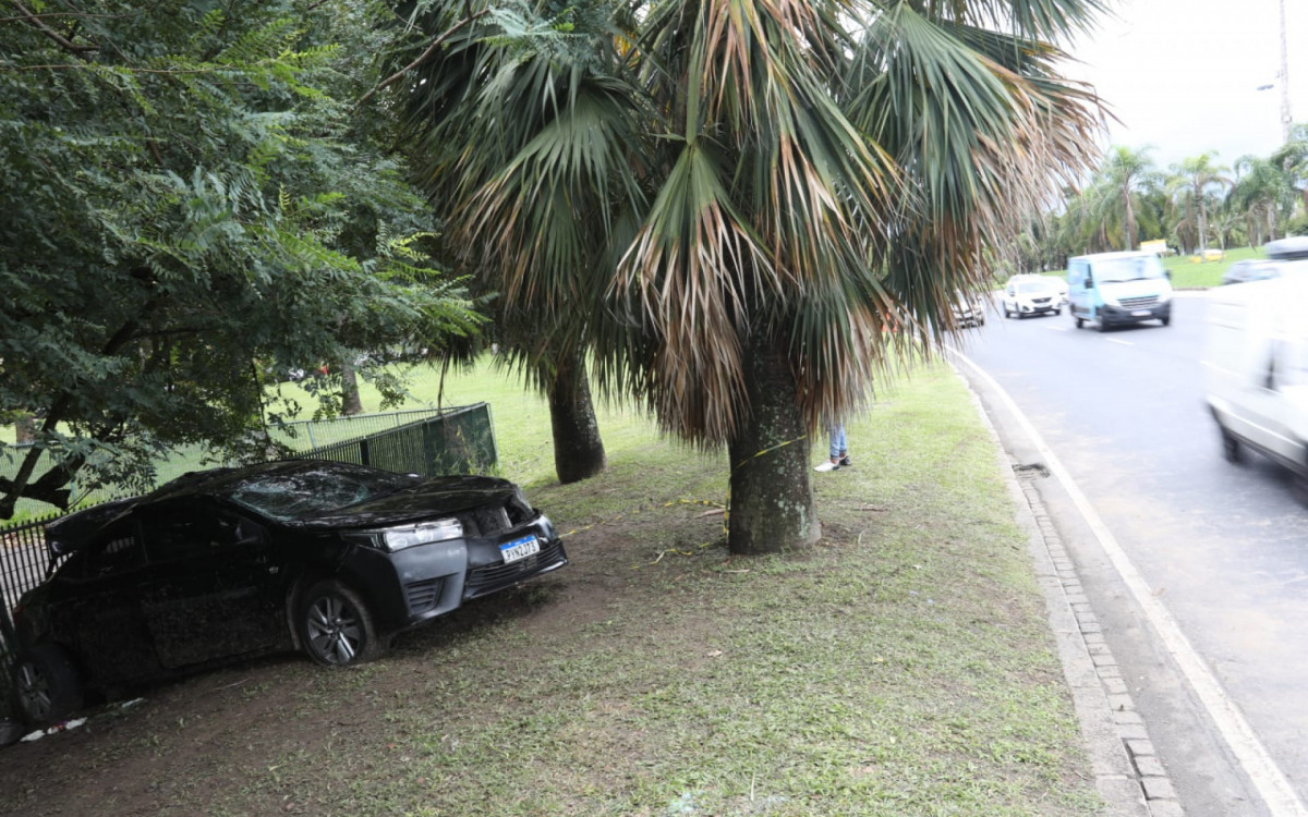 Carro em que a vítima estava durante acidente no Aterro do Flamengo - Pedro Ivo/Agência O DIA