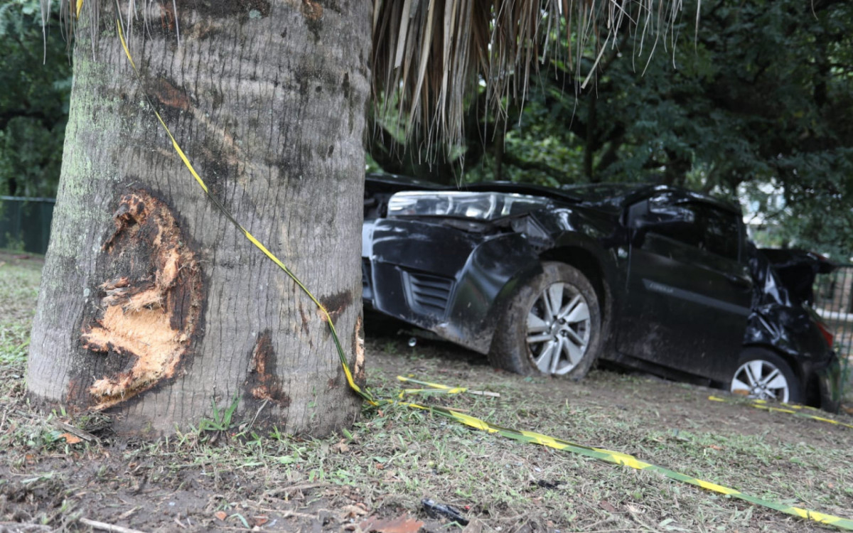 Carro em que a vítima estava durante acidente no Aterro do Flamengo - Pedro Ivo/Agência O DIA