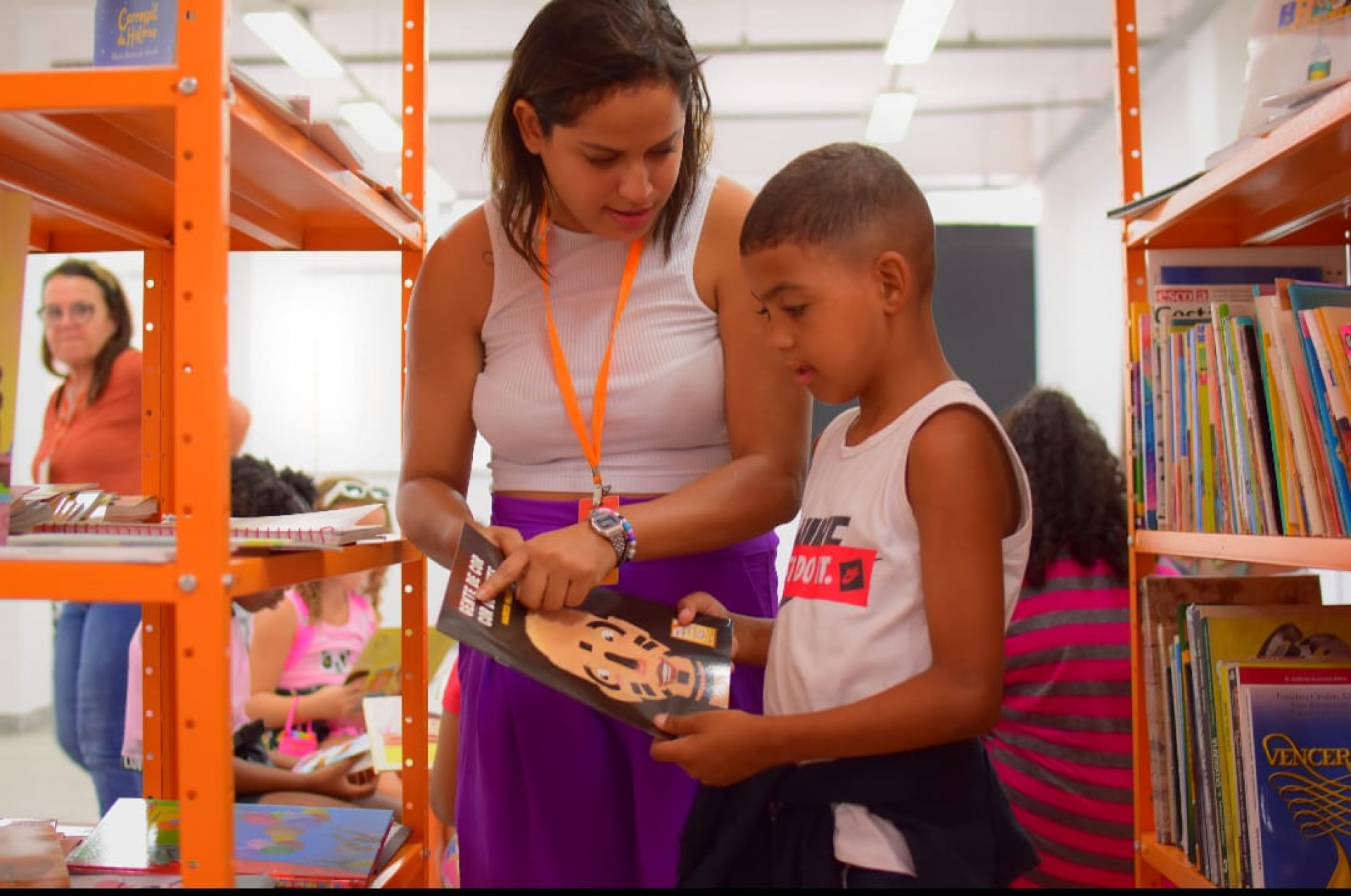 A orientadora social Laís Matreiro acompanhou a visita das crianças à biblioteca - Larissa Sousa/PMBR