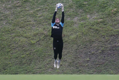 Goleiro do Botafogo, Lucas Perri recorda período na Europa e exalta Neuer: 'Revolucionou a posição'