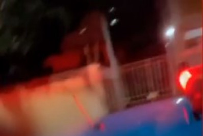 Mulher faz vídeo 'passeando' com o corpo para fora de viatura da PM em Campos