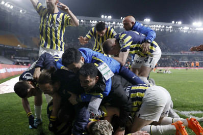 Com dois gols no fim, time de Jorge Jesus vence de virada e segue em busca do título do Campeonato Turco