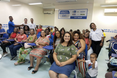 Magé entrega certificado dos cursos de trancista, informática e barbeiro