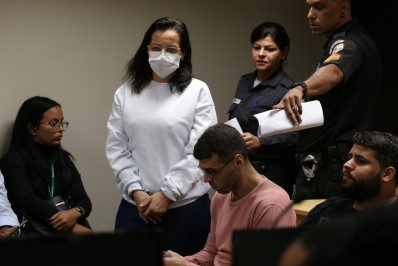 Madrasta acusada de envenenar enteados fica em silêncio em última audiência antes do julgamento