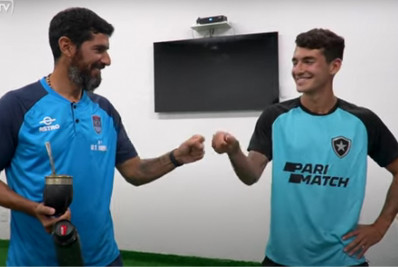 Botafogo enfrenta ídolo Loco Abreu, que visita Nilton Santos com o filho