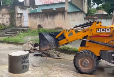 PM retira barricadas do tráfico de drogas no Parque Floresta em Belford Roxo