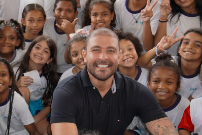 Diogo Nogueira revisita antiga escola e recebe homenagem