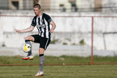 Botafogo renova contrato de zagueiro do time B