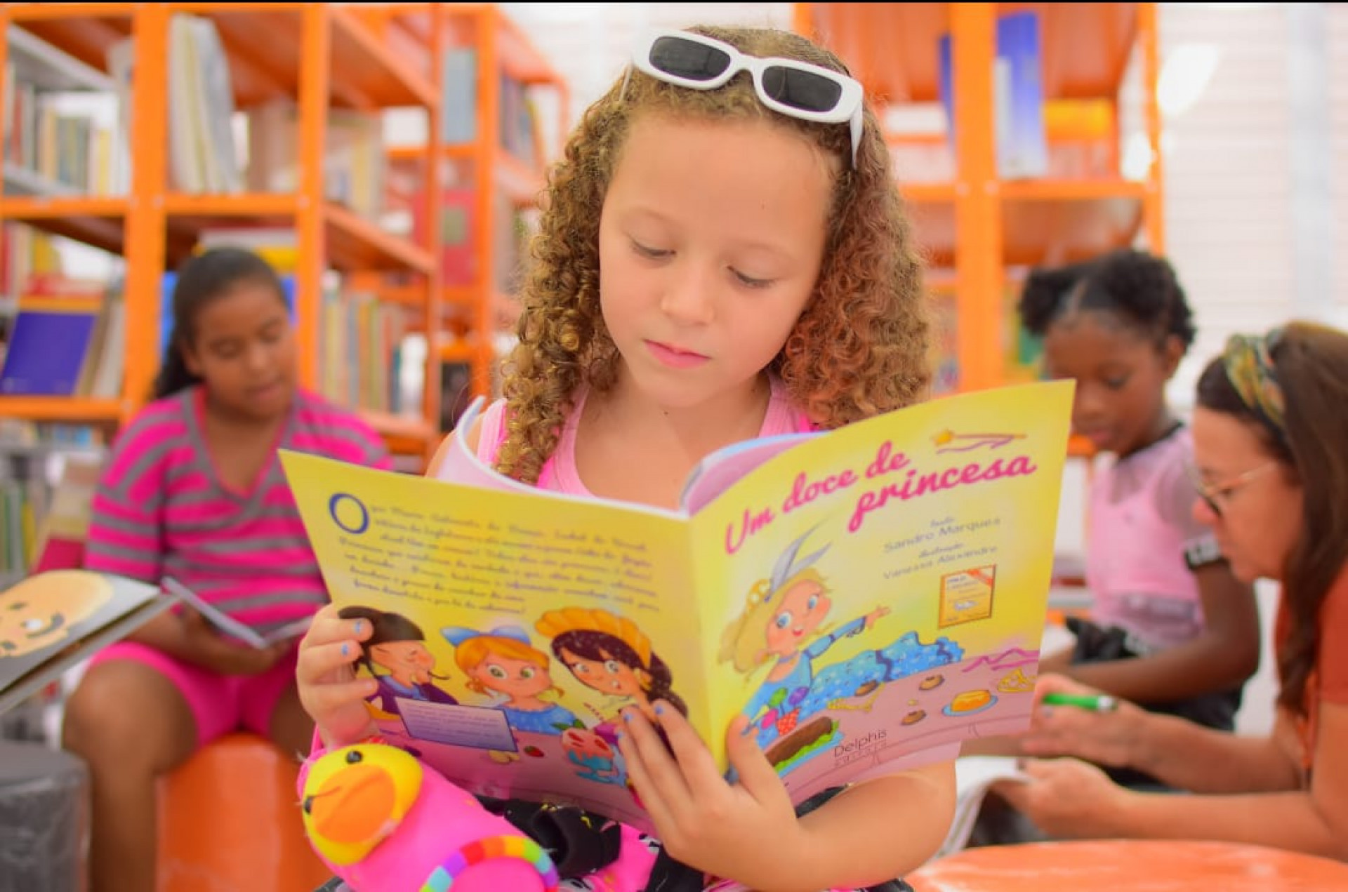 Graziella Campos da Rocha escolheu o livro: "Um Doce de Primavera" para folhear - Larissa Sousa/PMBR