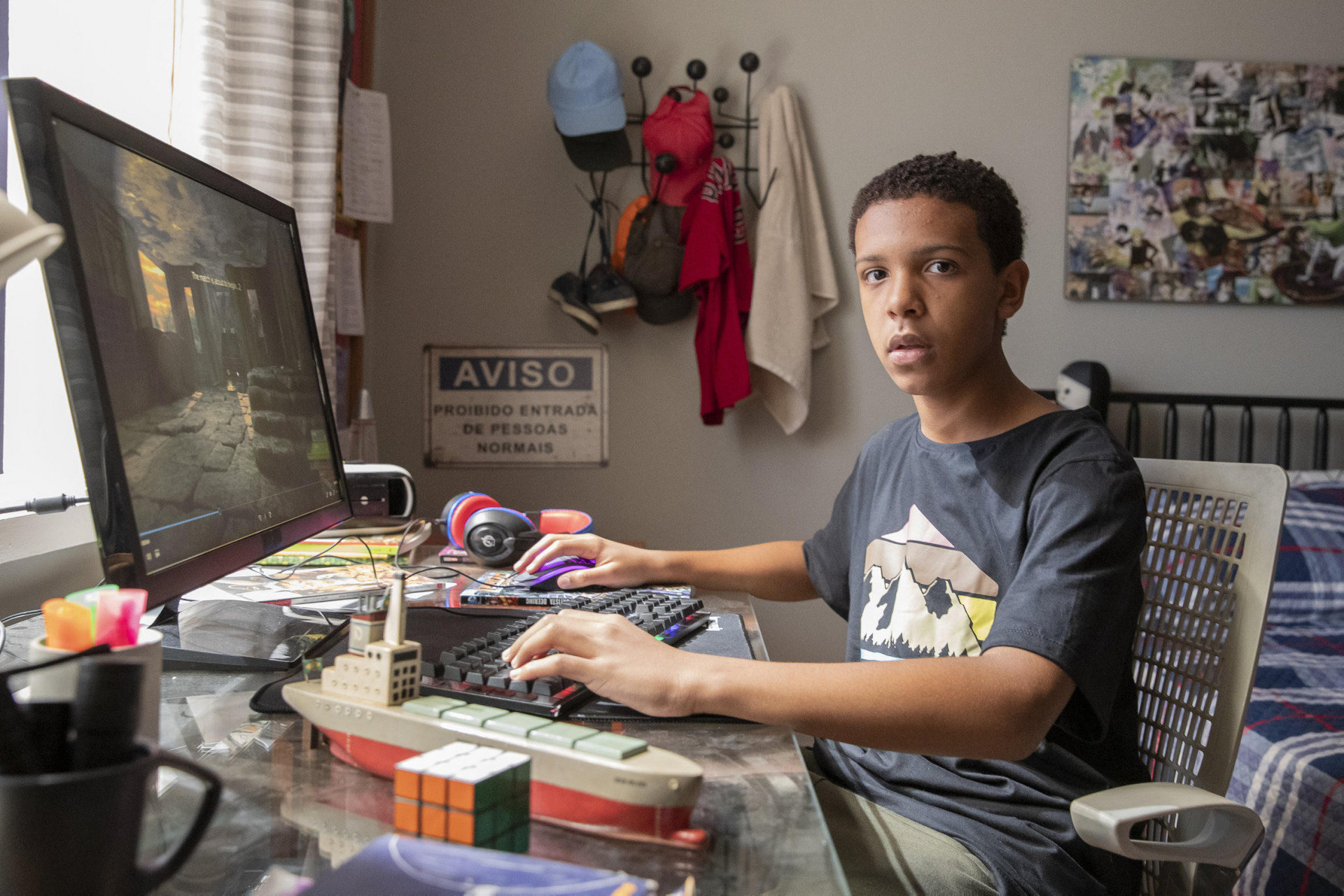 Ricardo Silva interpreta Theo, um adolescente viciado em tecnologia, em 'Travessia' - Fabio Rocha/Globo