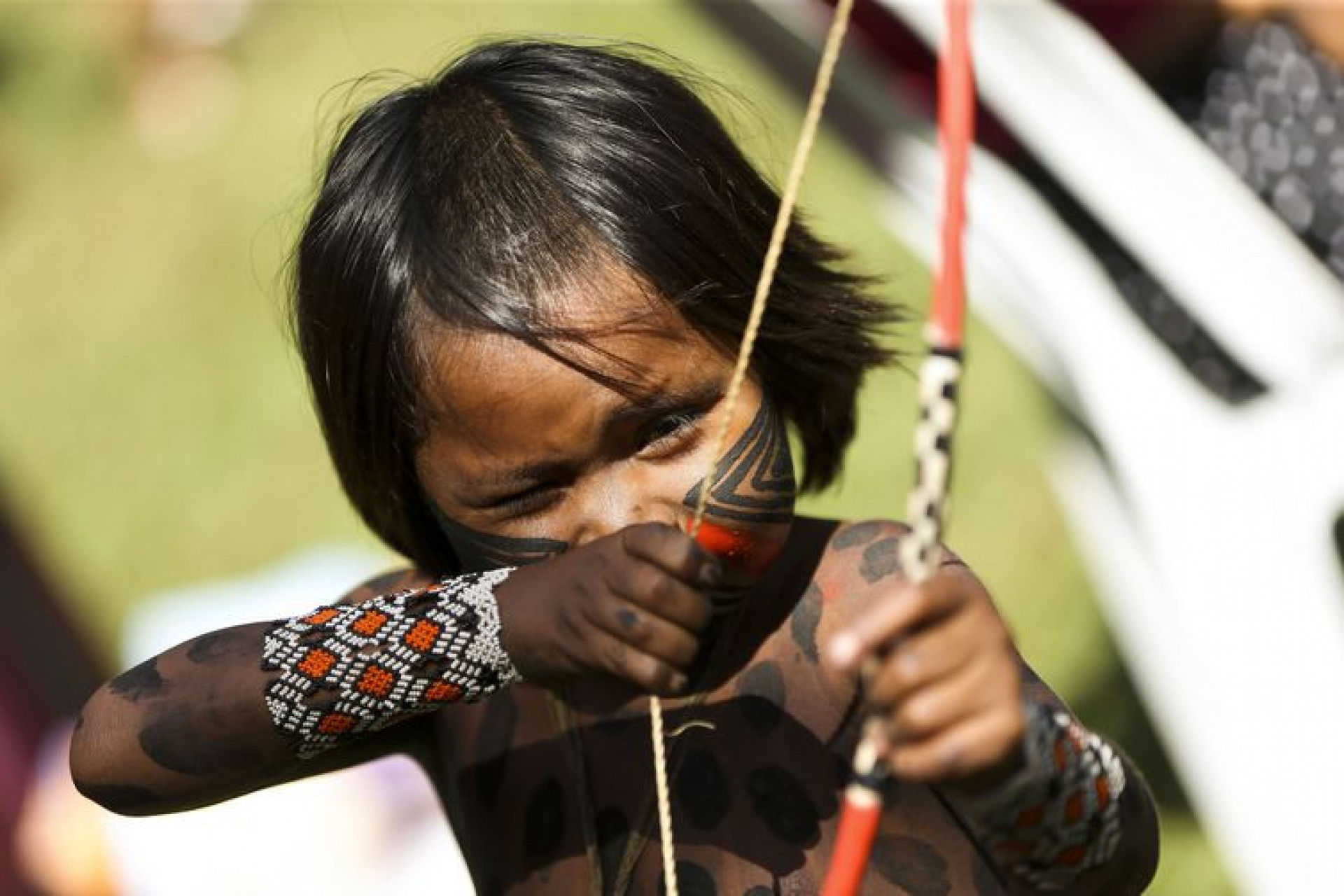 Criança indígena mirando com seu arco - Marcelo Camargo/Agência Brasil