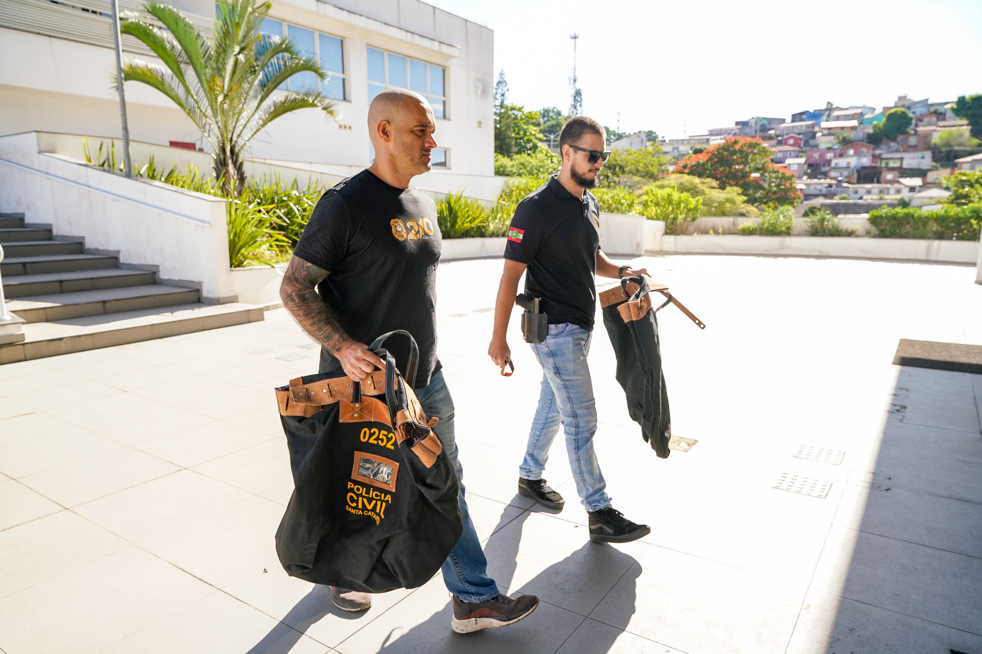 Policiais de Santa Catarina cumprem mandados de busca e apreensão durante a operação Escola Segura - Divulgação/ Polícia Civil 