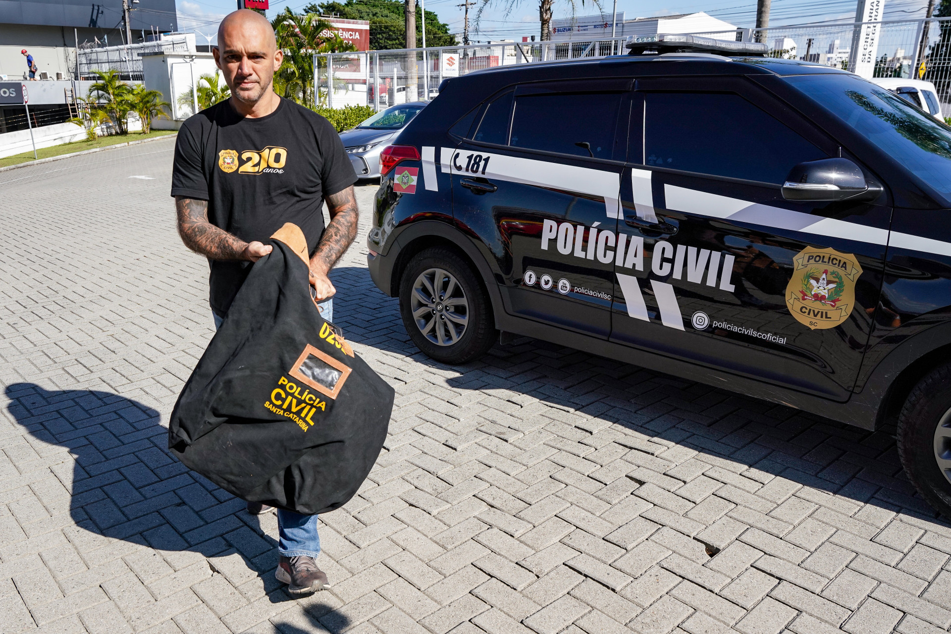 Policiais de Santa Catarina cumprem mandados de busca e apreensão durante a operação Escola Segura - Divulgação/ Polícia Civil 