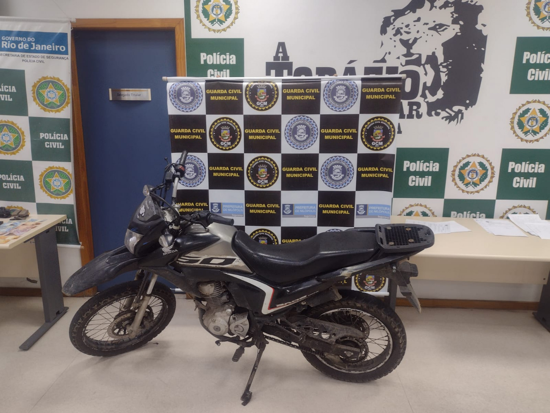 A motocicleta apreendida com a mulher no momento da pris&atilde;o em Nil&oacute;polis - Divulga&ccedil;&atilde;o