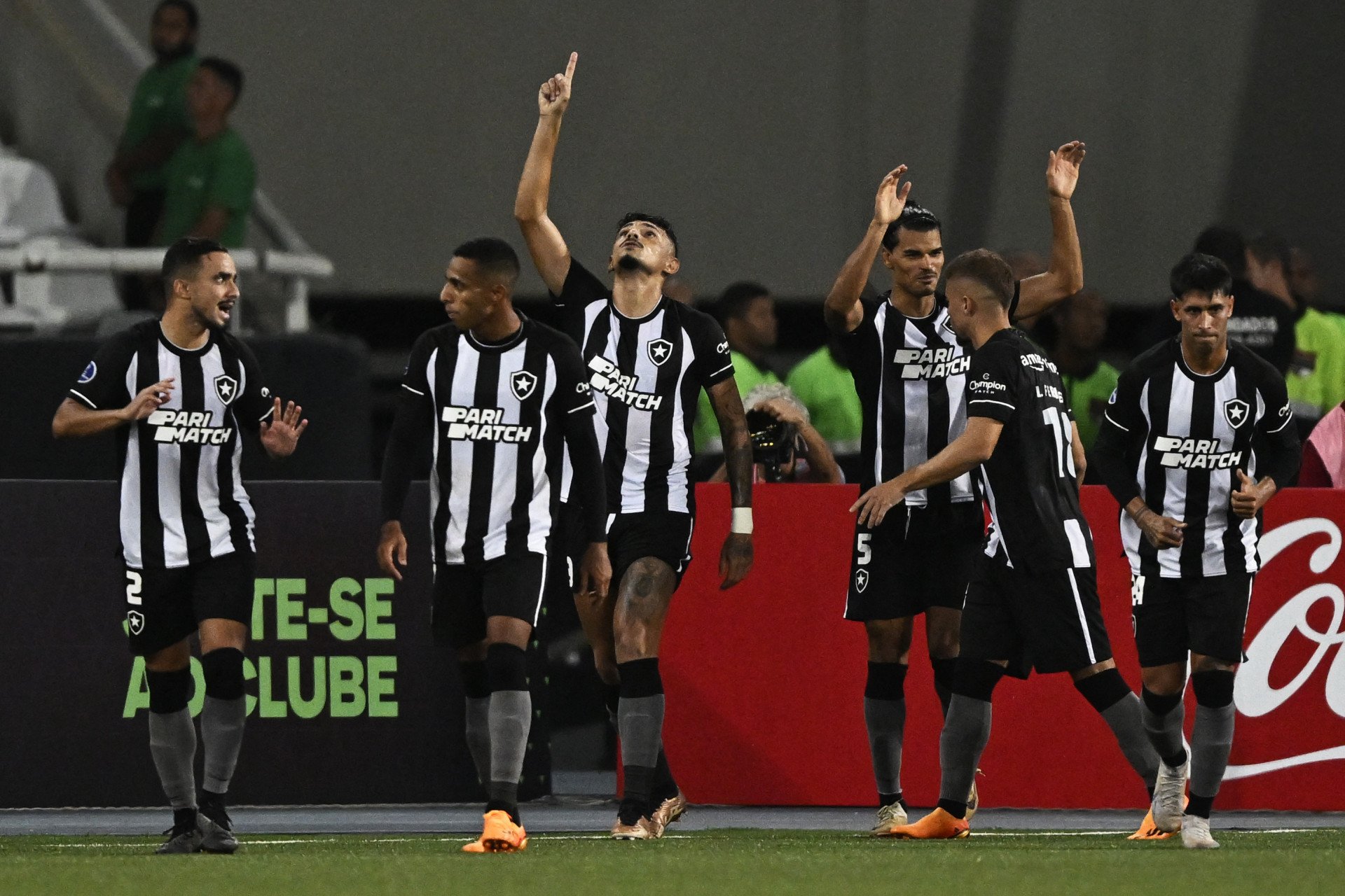 Jogadores do Botafogo comemoram gol no jogo contra o César Vallejo - FOTO: MAURO PIMENTEL / AFP