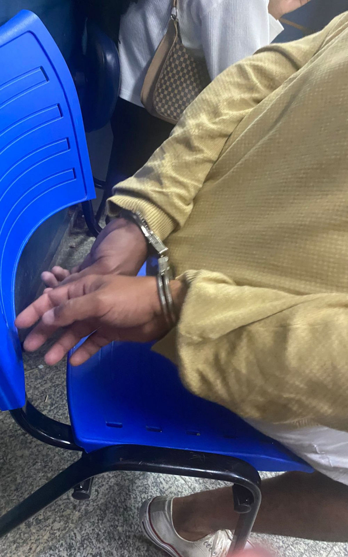 O pai do menino chegou a ser algemado na delegacia depois das agressões - Arquivo Pessoal