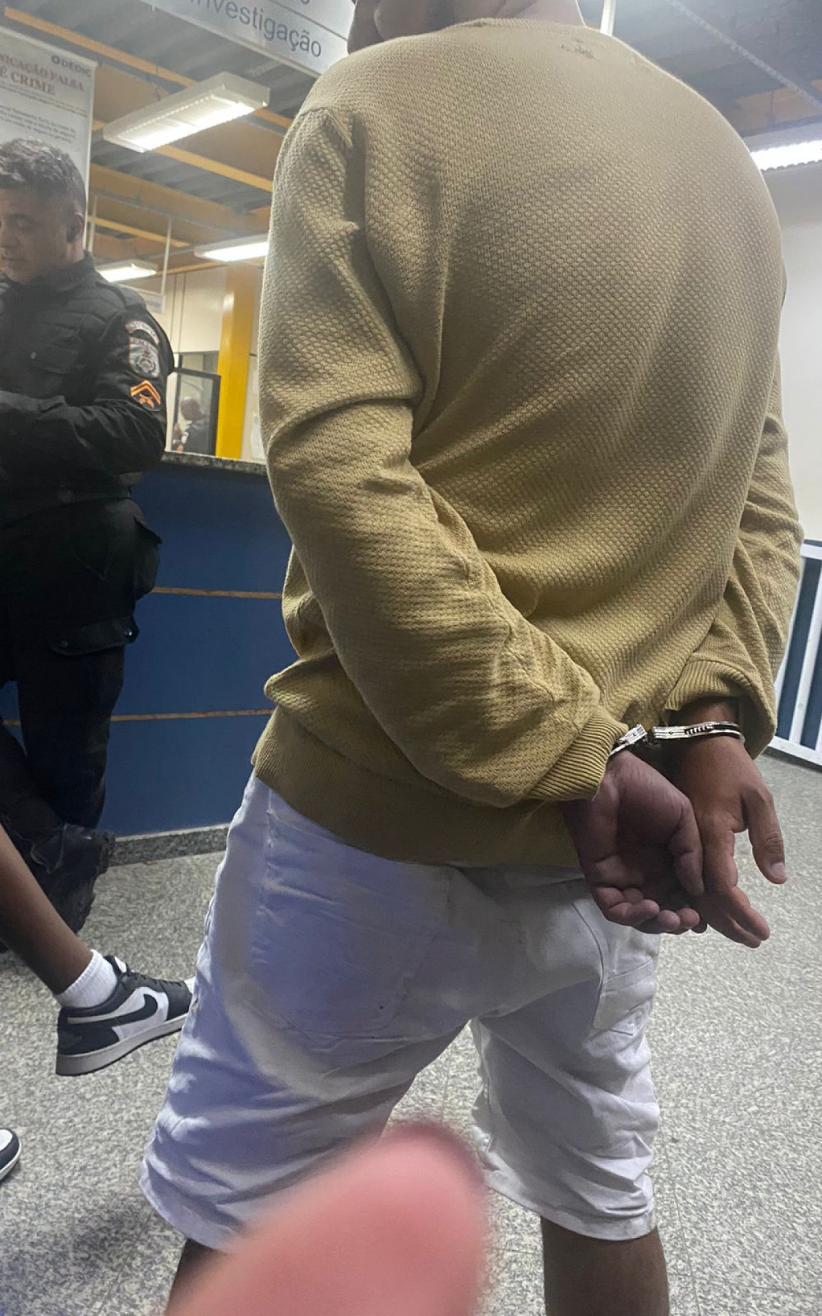 O pai do menino chegou a ser algemado na delegacia depois das agressões - Arquivo Pessoal