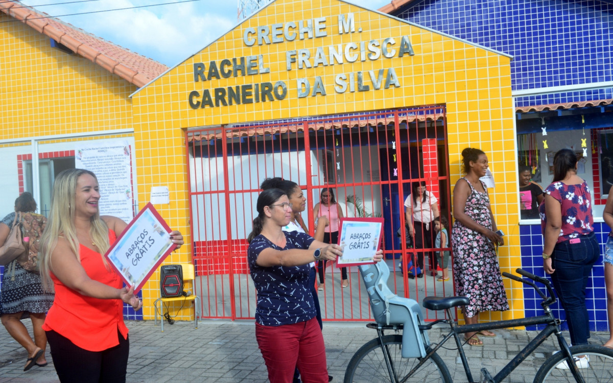 Entre os profissionais que participaram da a&ccedil;&atilde;o, a Professora Orientadora da unidade, Adriana Barros, destacou o importante momento.