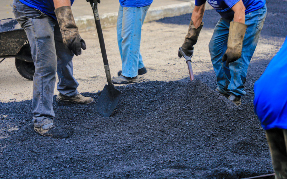 Asfalto chegando nas ruas Antenor Martins e Gil Mota, na Vila Rosali, e na rua Rua Ant&ocirc;nio Hermont, em Tomazinho