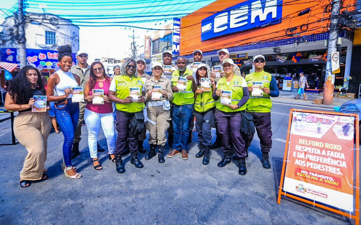 Agentes de tr&acirc;nsito fizeram a campanha de conscientiza&ccedil;&atilde;o no Centro de Belford Roxo