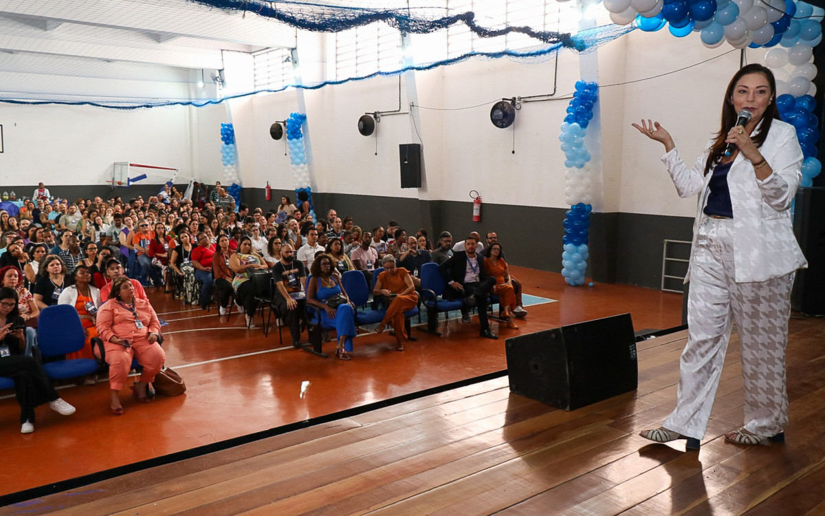 A secretária de Estado de Educação do Rio, Roberta Barreto, conversou com os 350 novos professores convocados